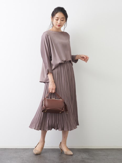 サテンボートネックブラウス