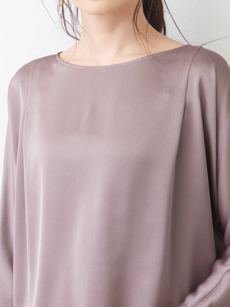 サテンボートネックブラウス