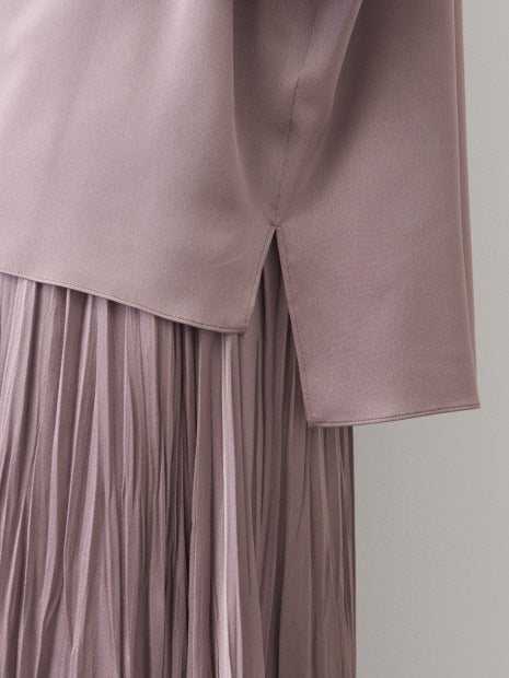 サテンボートネックブラウス