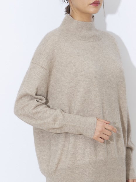 ライトフェザーウールタートルニット