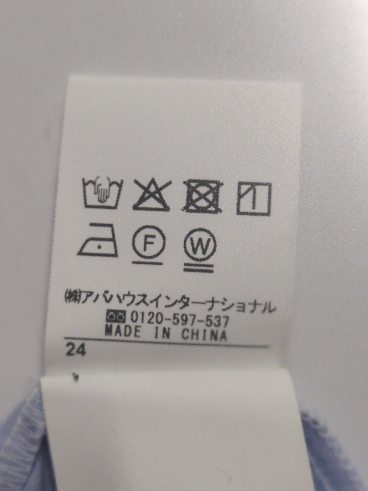 Vネックプリーツカラーブラウス