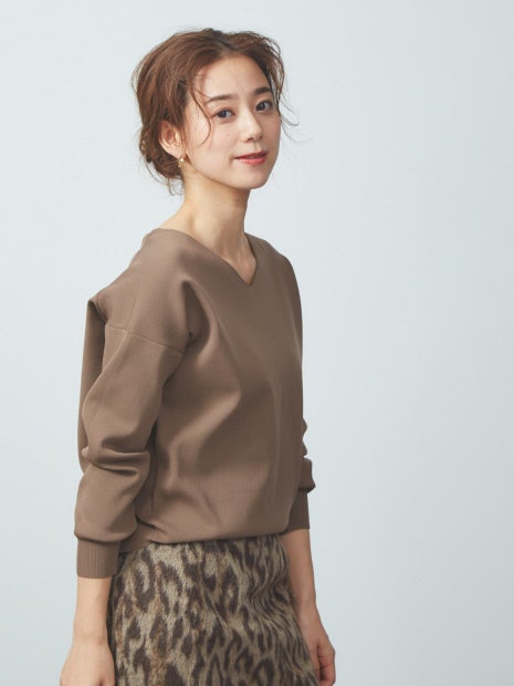 Vネックストレッチニット