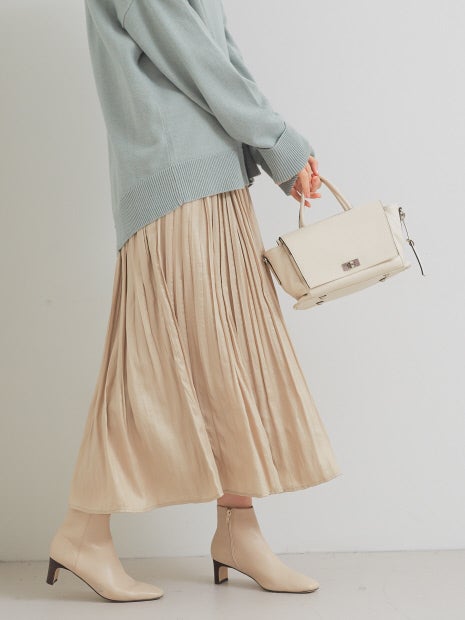 ecru レザーライクサテンプリーツスカート