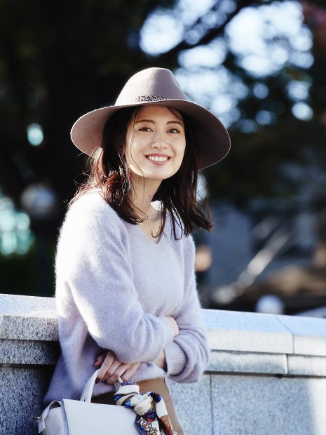 ラクーンVネックニット