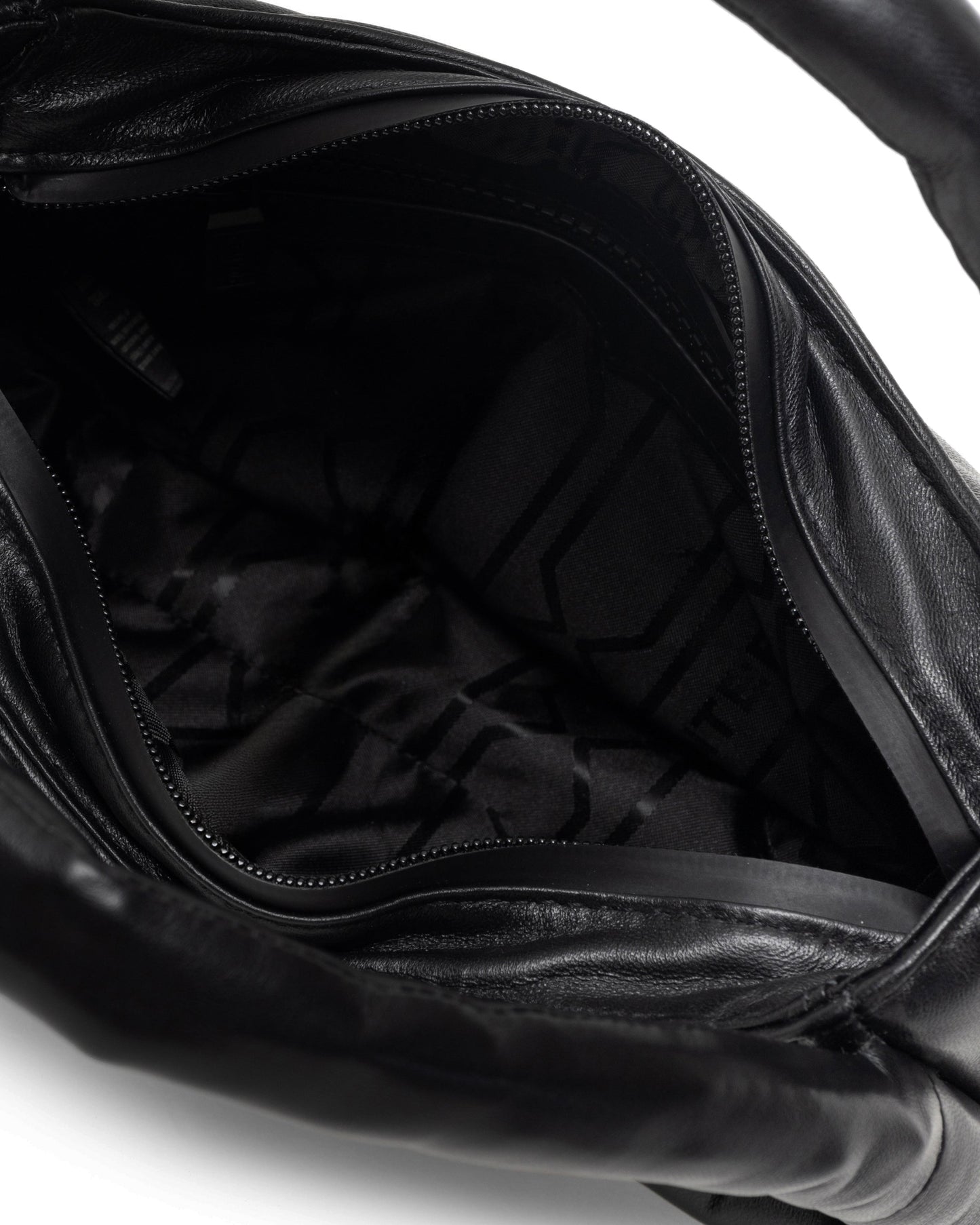 レザー フレームド ミディ ホーボー クロスボディ