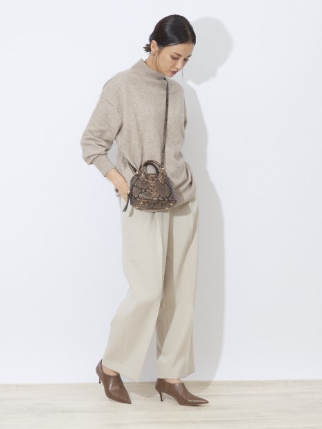 ライトフェザーウールタートルニット