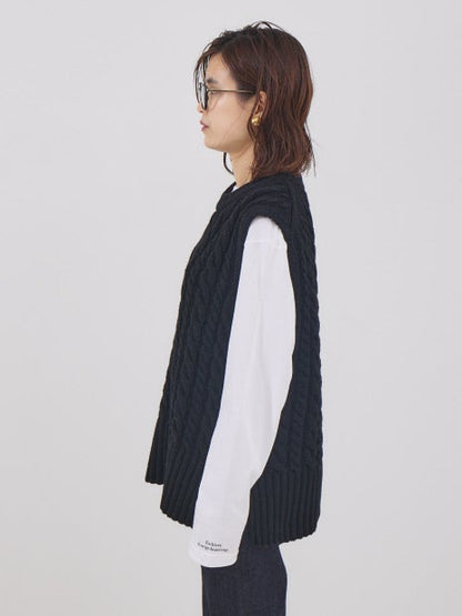 ケーブルニットベスト