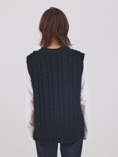 ケーブルニットベスト
