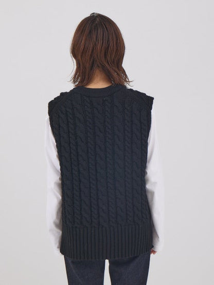 ケーブルニットベスト