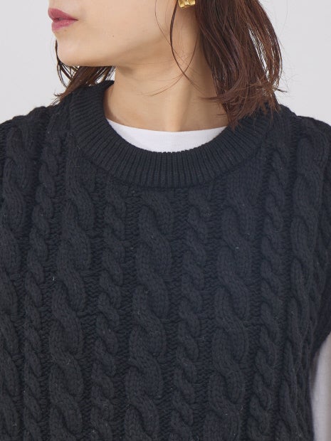 ケーブルニットベスト