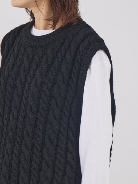 ケーブルニットベスト