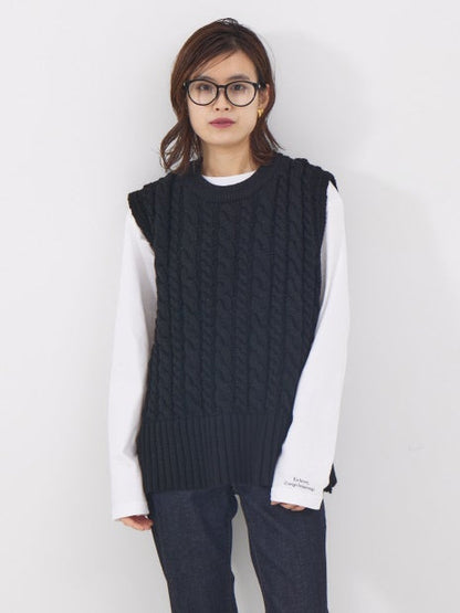 ケーブルニットベスト