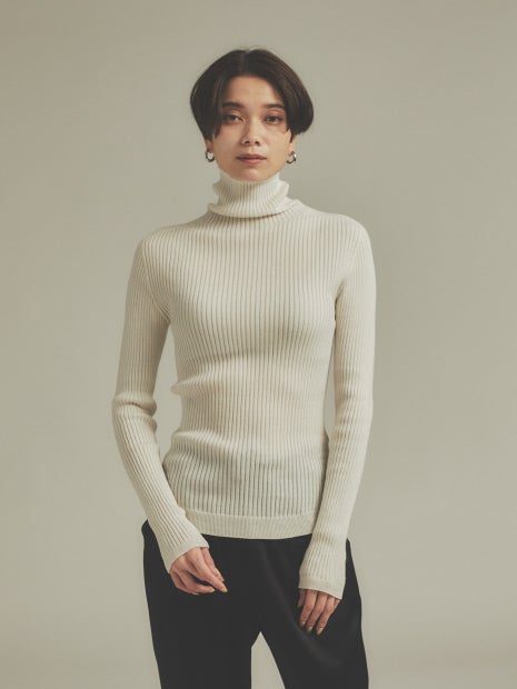 シームレスタートルニット