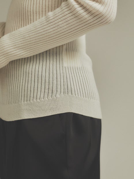 シームレスタートルニット