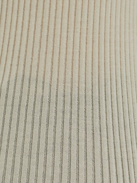 シームレスタートルニット