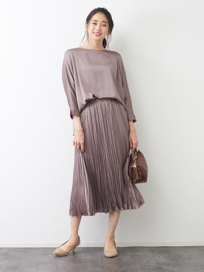 サテンボートネックブラウス