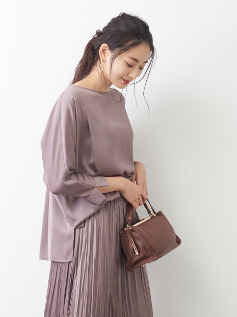 サテンボートネックブラウス