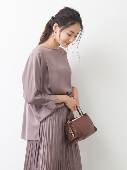 サテンボートネックブラウス