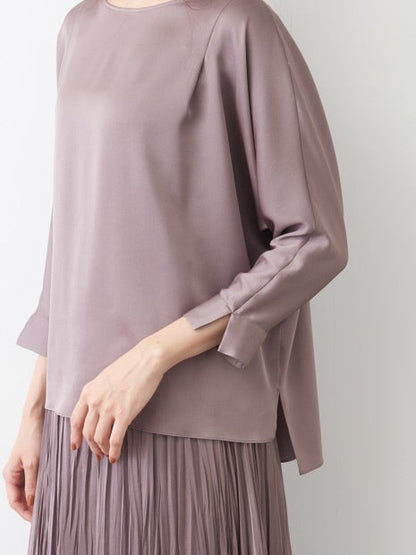 サテンボートネックブラウス