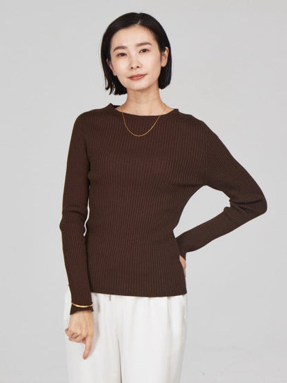 シームレスボートネックニット