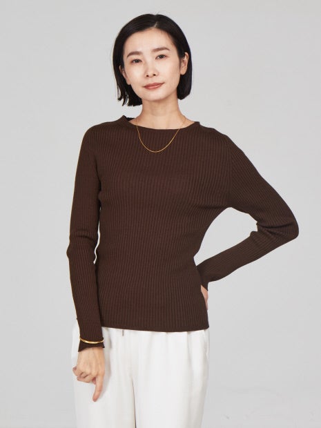 シームレスボートネックニット