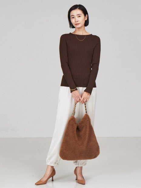 シームレスボートネックニット