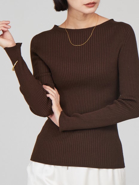 シームレスボートネックニット