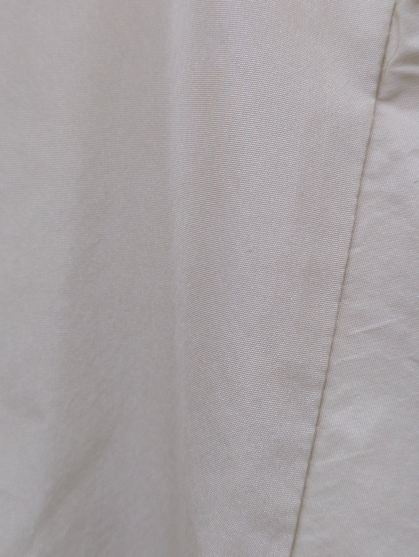 タフタラッフルブラウス