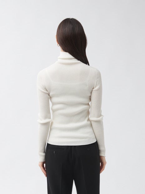 シームレスタートルニット