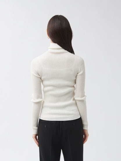 シームレスタートルニット