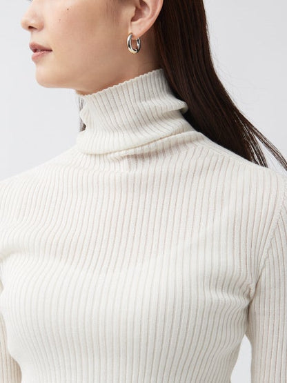 シームレスタートルニット