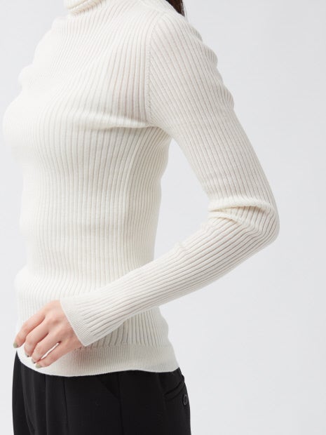 シームレスタートルニット