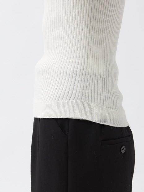 シームレスタートルニット