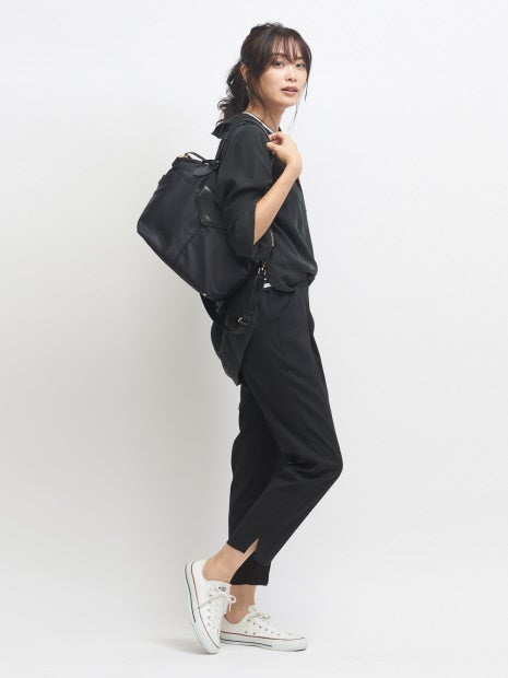 バックサテンスリットテーパードパンツ