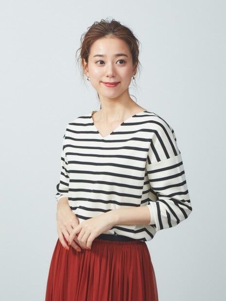 Vネックストレッチニット