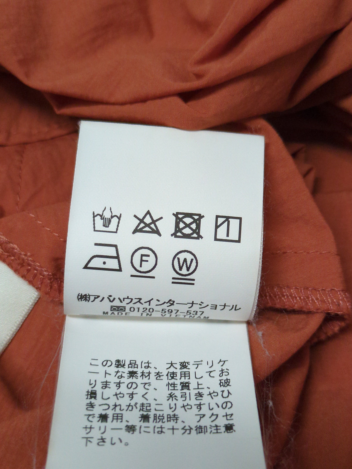 ピンタックブラウス