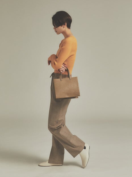 シームレスボートネックニット