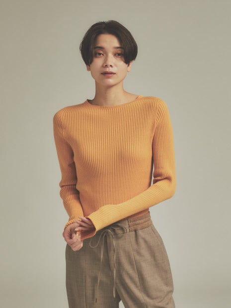 シームレスボートネックニット