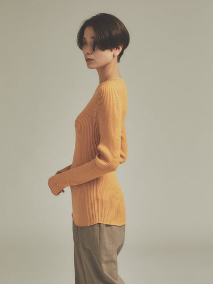 シームレスボートネックニット