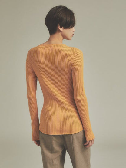 シームレスボートネックニット