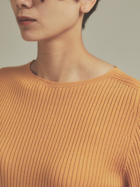 シームレスボートネックニット