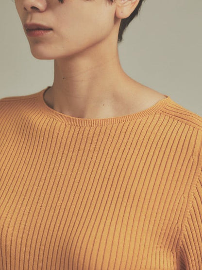 シームレスボートネックニット