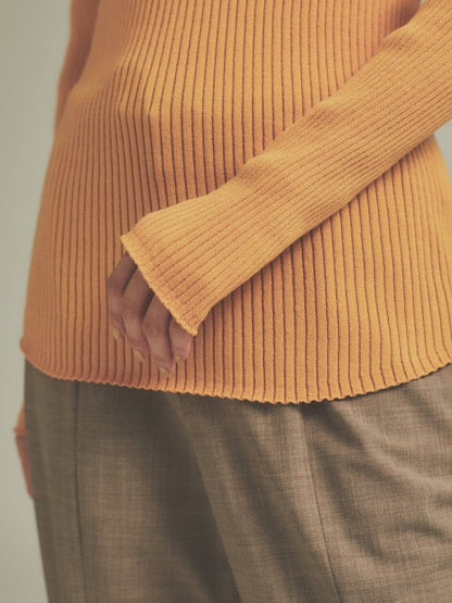 シームレスボートネックニット