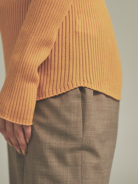 シームレスボートネックニット