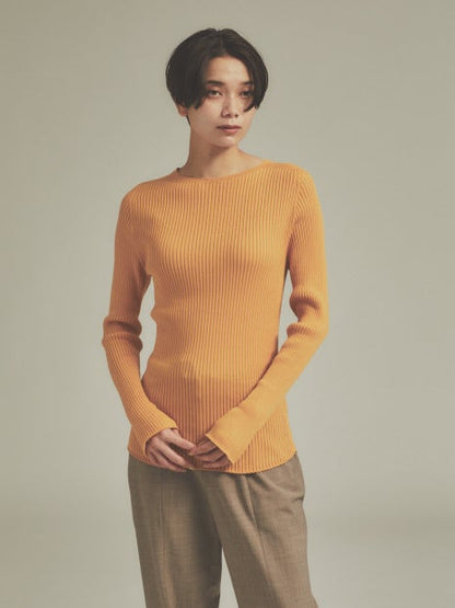 シームレスボートネックニット