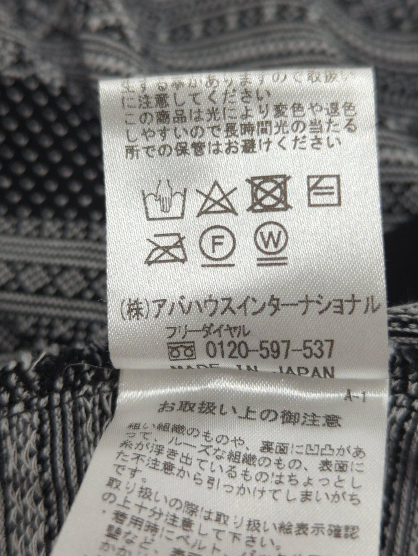 コンパクトツイストVネック半袖ニット