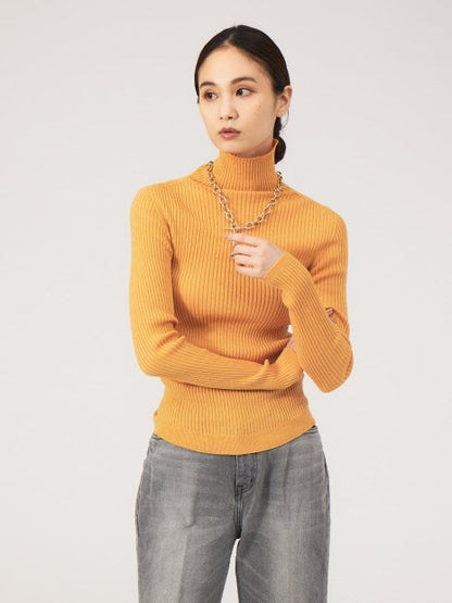 シームレスタートルニット