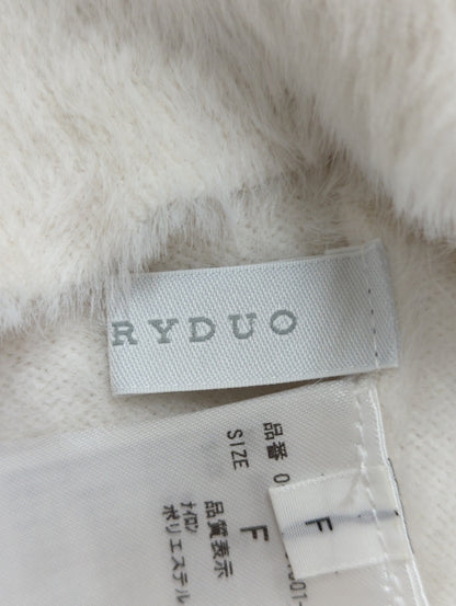 ミニシャギーネックレス付ニット