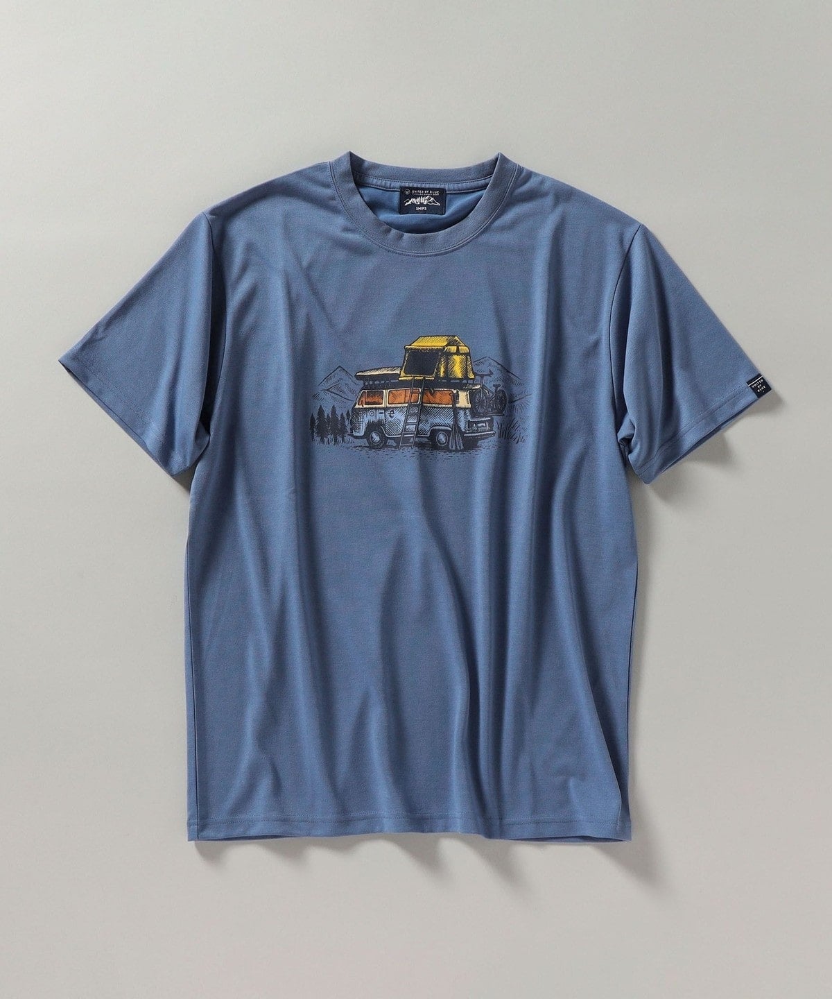 【SHIPS別注】UNITED BY BLUE: CAMPING CAR プリント Tシャツ
