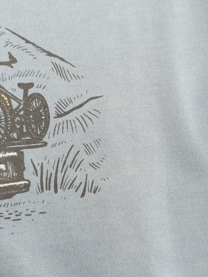 【SHIPS別注】UNITED BY BLUE: CAMPING CAR プリント Tシャツ
